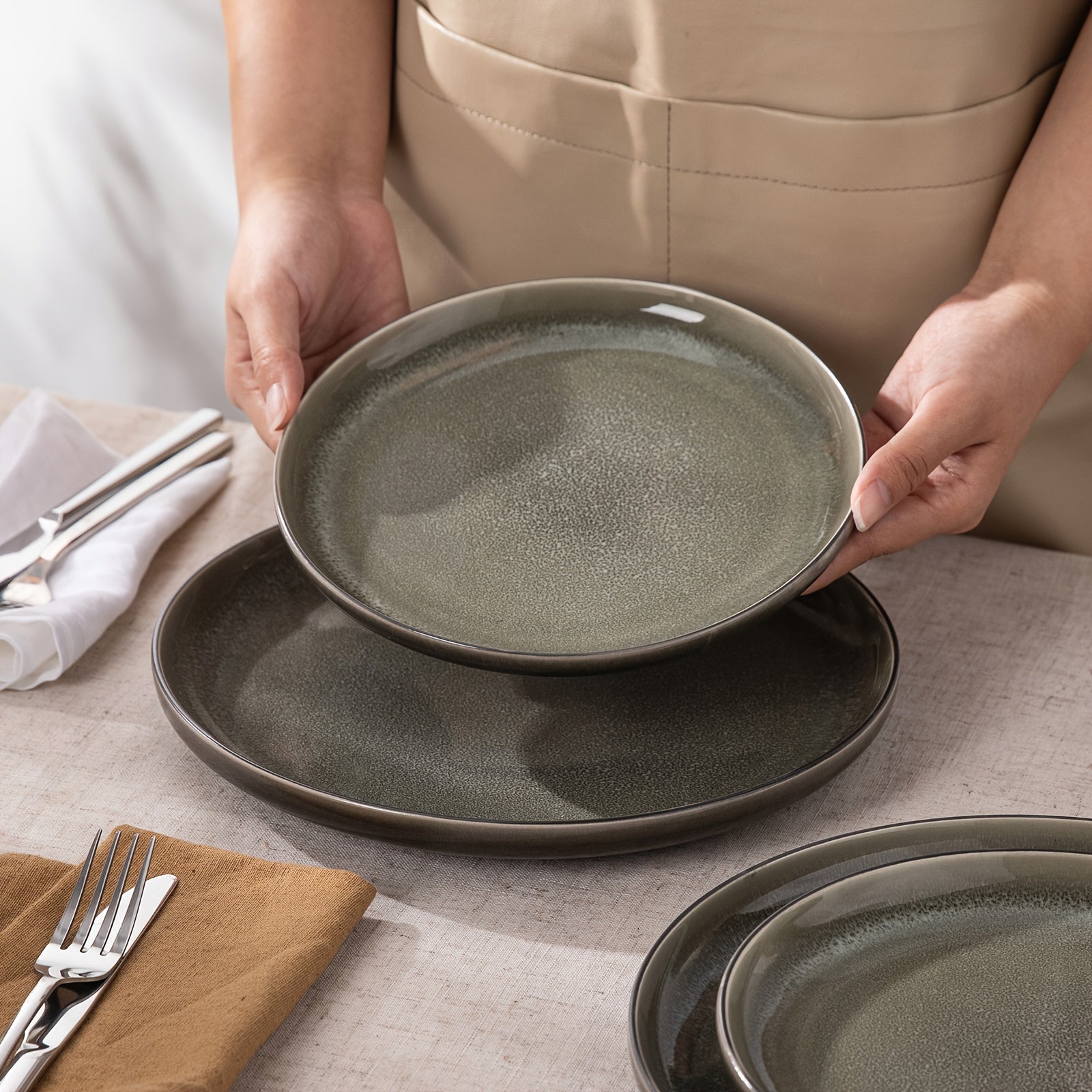 ALOFMO Ceramic Dinnerware for 4, 12pcs Green Reactive Glaze Elegant Tableware Set, Suitable Salad Dessert, Microwave And Dishwasher Safe, Very Suitable for Gifts, Parties, Weddings, Family Dinners