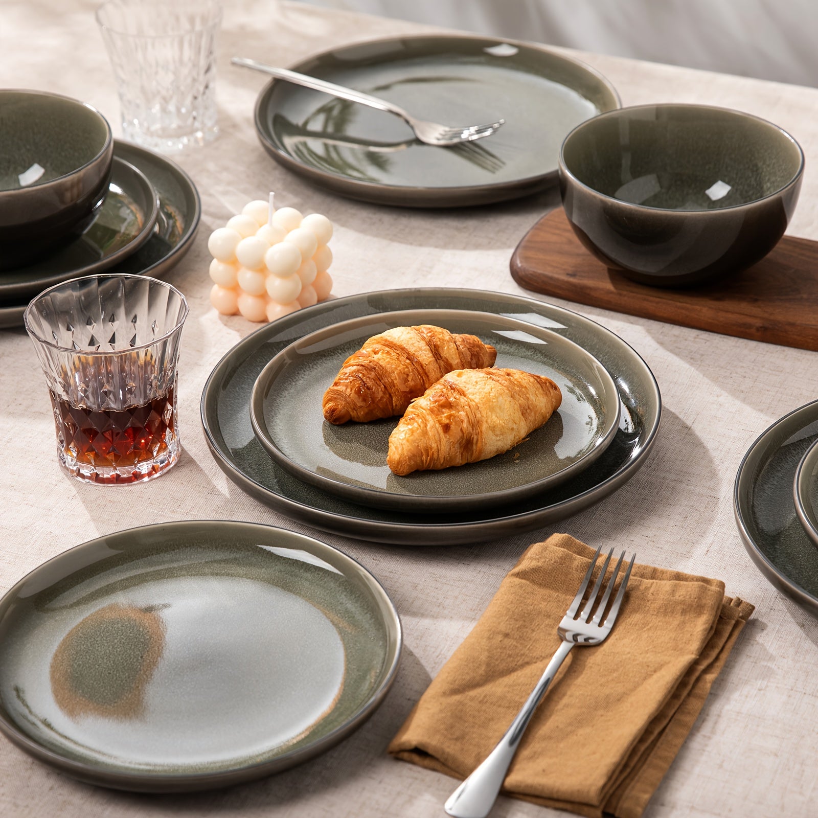 ALOFMO Ceramic Dinnerware for 4, 12pcs Green Reactive Glaze Elegant Tableware Set, Suitable Salad Dessert, Microwave And Dishwasher Safe, Very Suitable for Gifts, Parties, Weddings, Family Dinners